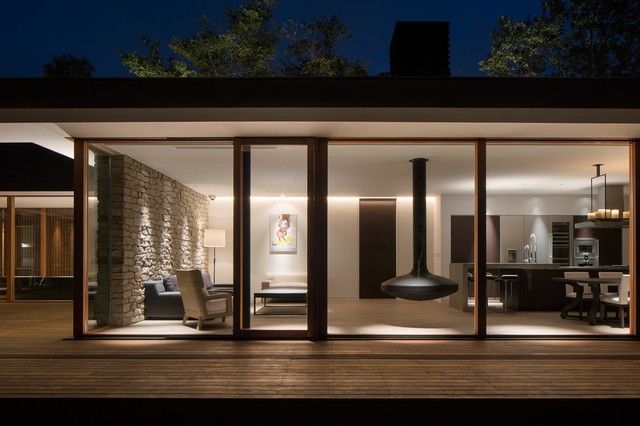 YM山荘 moderno-terraza-y-balcon