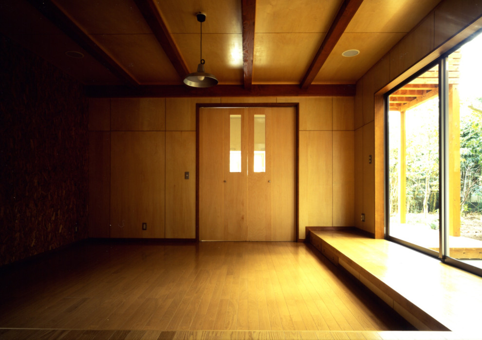 Пример оригинального дизайна: парадная, открытая гостиная комната среднего размера в стиле модернизм с коричневыми стенами, светлым паркетным полом, отдельно стоящим телевизором, коричневым полом, потолком из вагонки, стенами из вагонки и акцентной стеной без камина