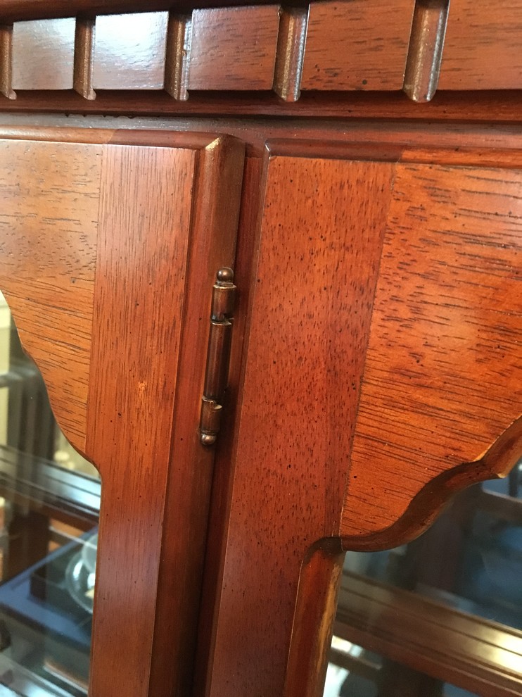 Do hinges and pulls need to match?