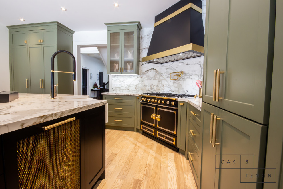Kitchen - transitional kitchen idea in Toronto