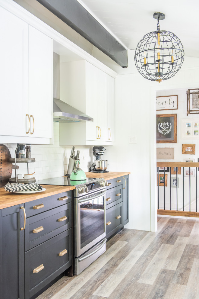 Transitional home design photo in Toronto