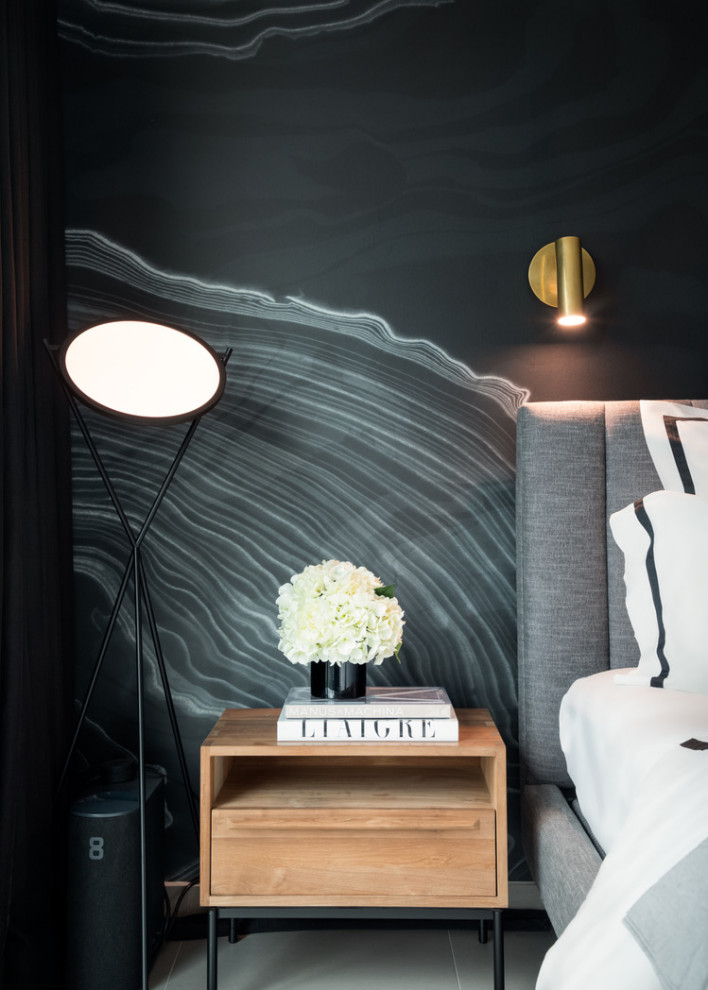 Идея дизайна: хозяйская спальня среднего размера в стиле модернизм с черными стенами, полом из керамической плитки и серым полом