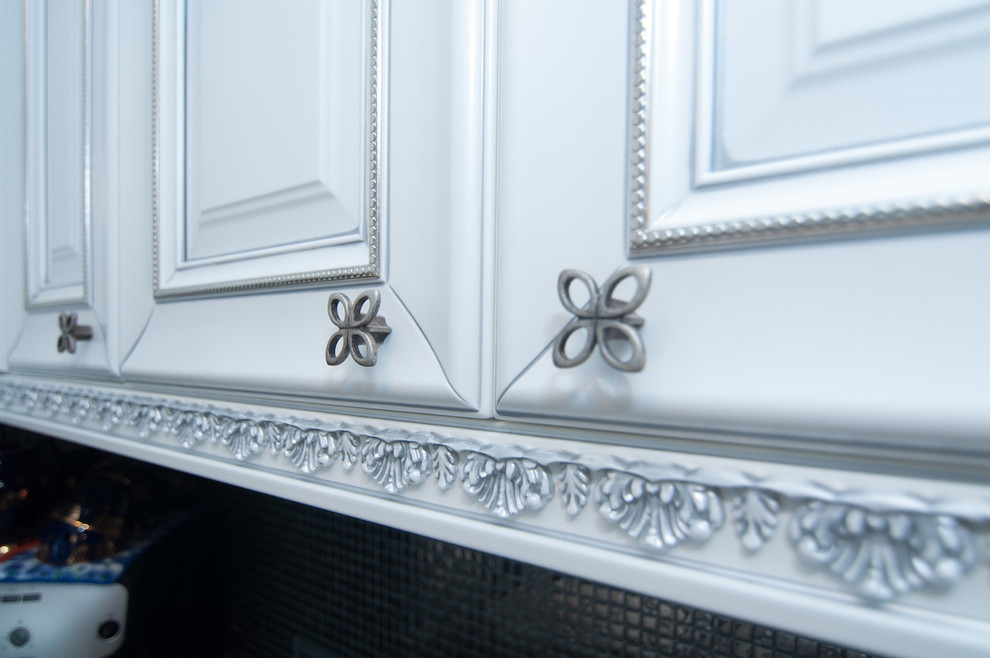 Классическая кухня в черно-белых тонах