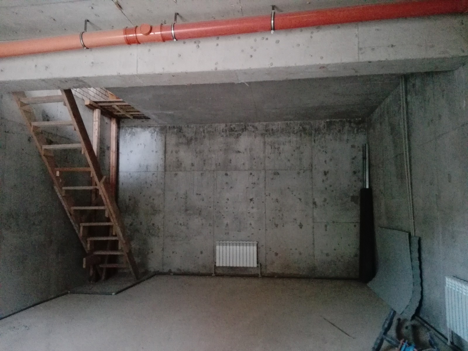 ДОМ С ЧЕТЫРЬМЯ ЛЕСТНИЦАМИ