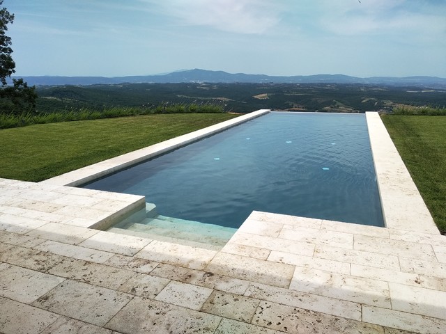 Villa Umbra - Piscina e pavimenti in travertino bocciardato contemporary-pools-and-hot-tubs
