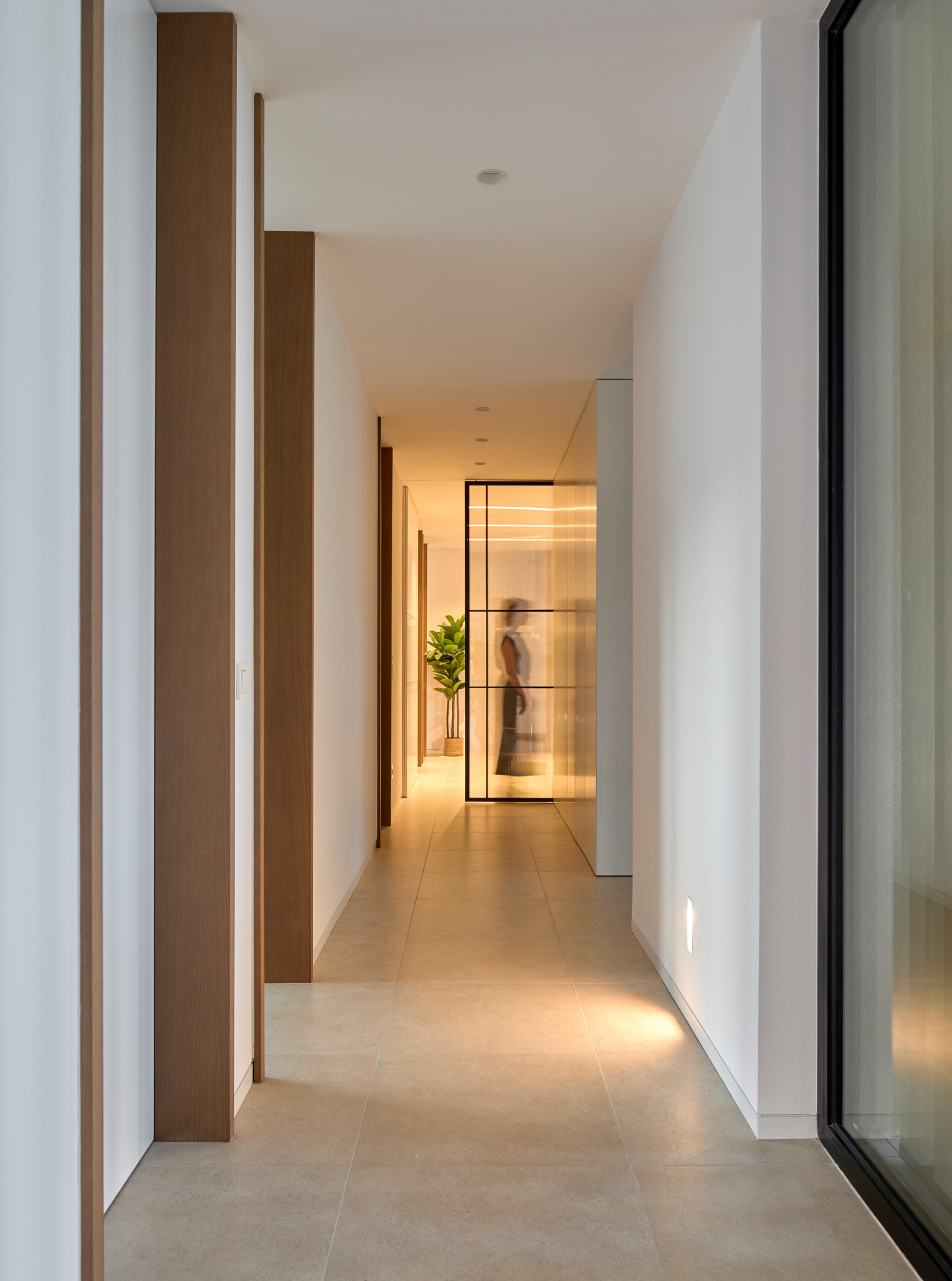 Pasillo distribuidor de habitaciones. Vista hacia el hall.