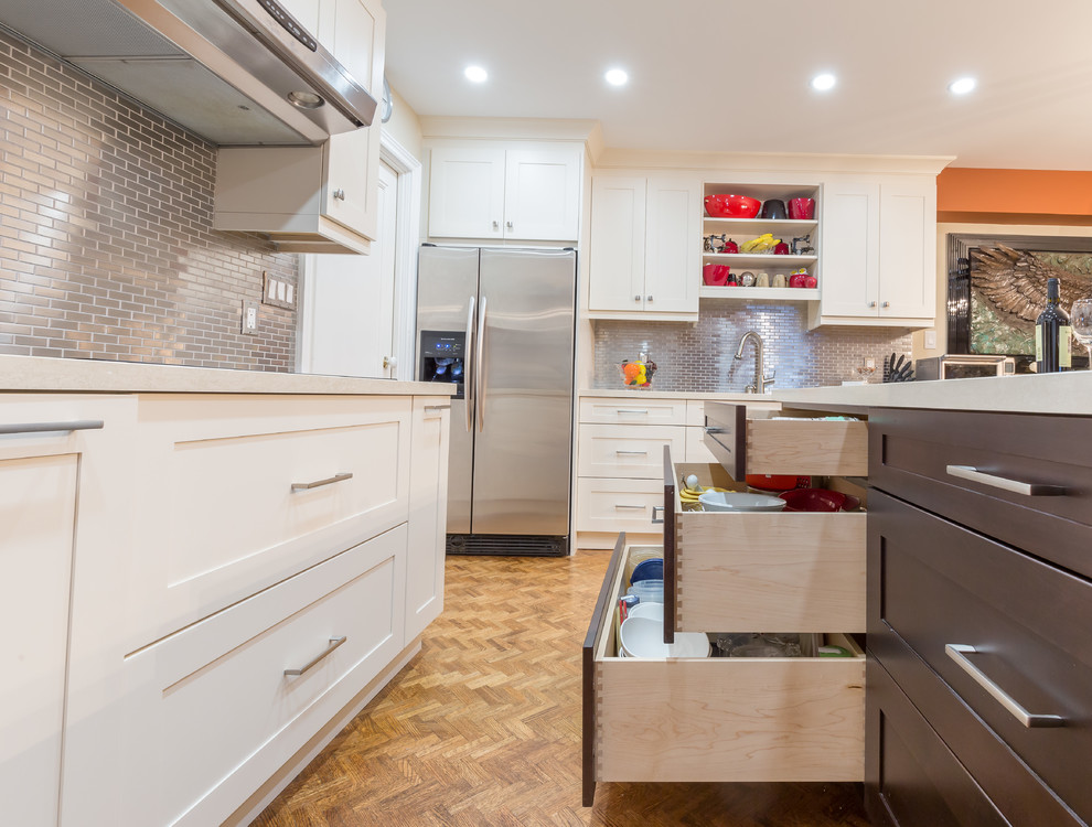 Kitchen - transitional kitchen idea in Toronto