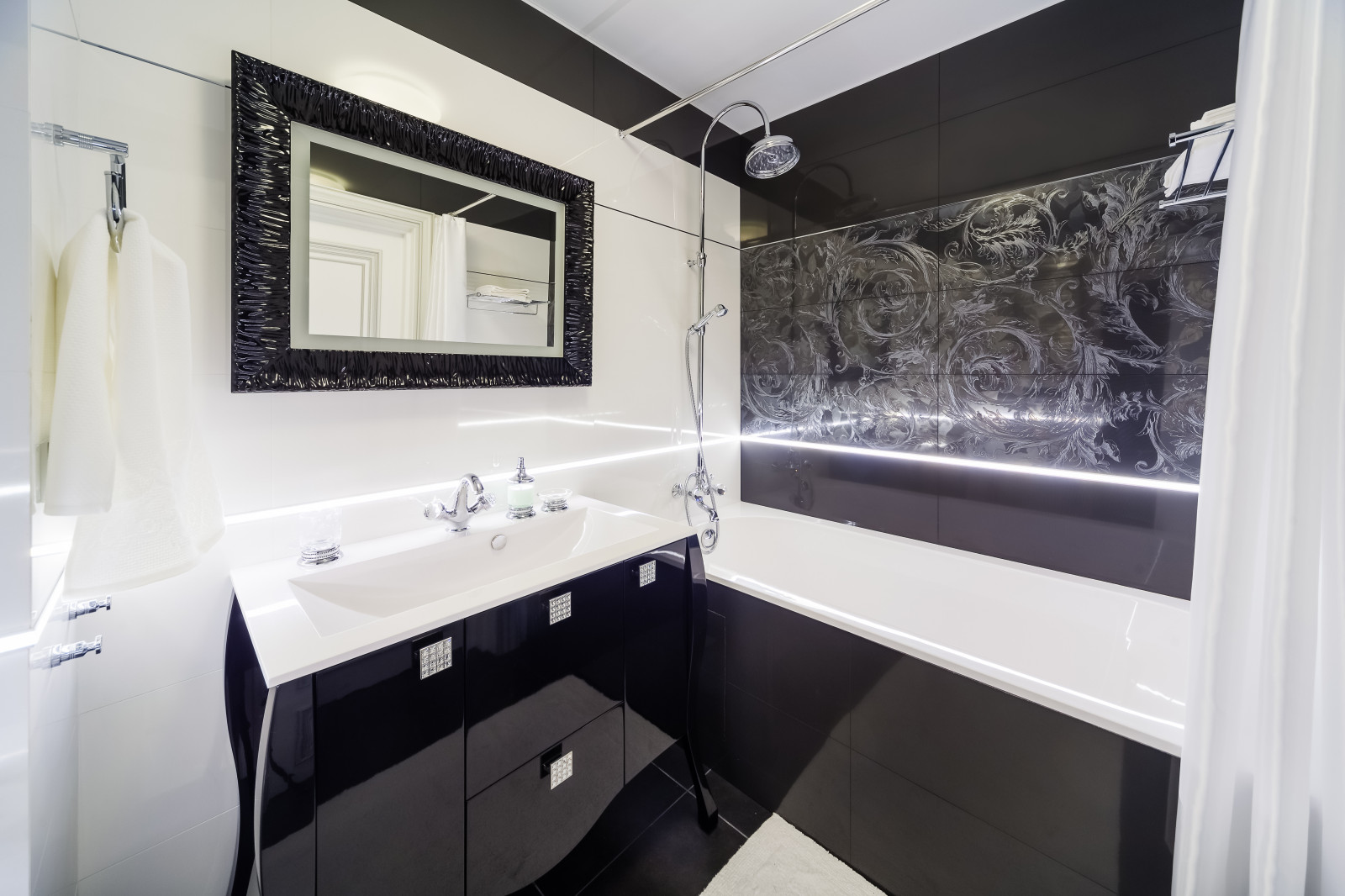 Квартира с гипсовым барельефом