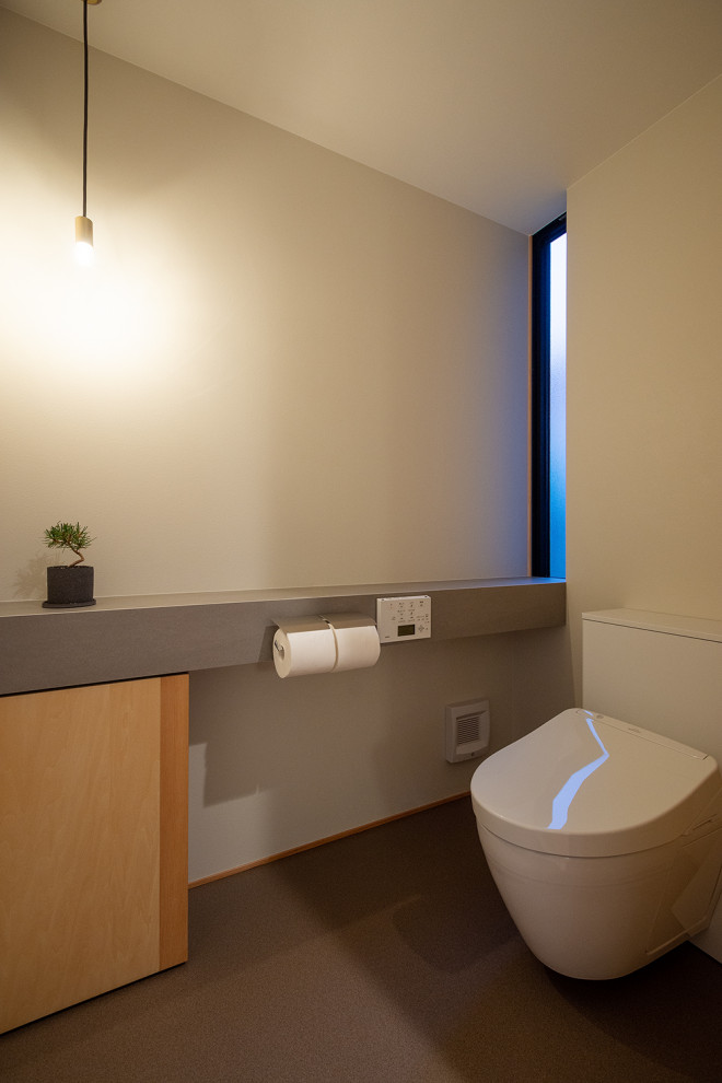 Inspiration för ett litet toalett, med en toalettstol med hel cisternkåpa, vita väggar, vinylgolv och grått golv