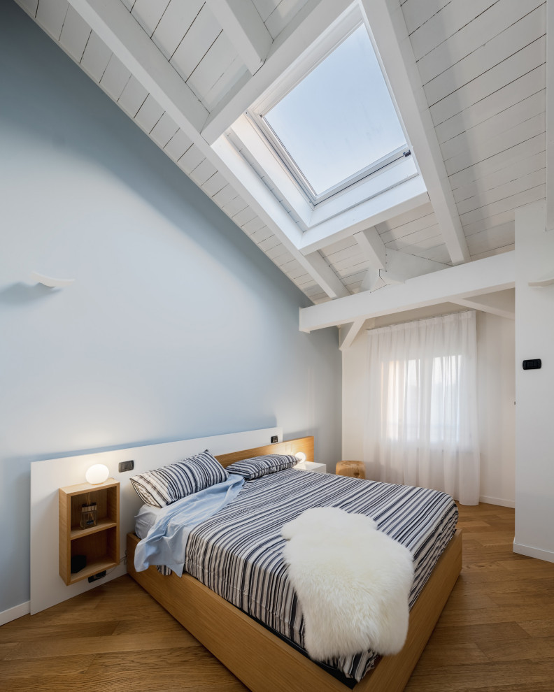 Large scandinavian master bedroom in Milan with multi-coloured walls, light hardwood floors, beige floor and exposed beam.
