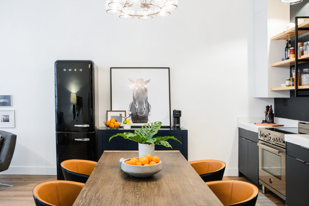 На фото: маленькая кухня-столовая в современном стиле с белыми стенами, полом из винила и коричневым полом без камина для на участке и в саду с
