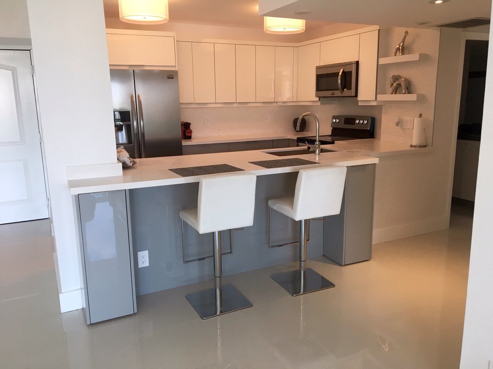 Silver lower kitchen cabinets with high gloss white upper cabinets. Architectura