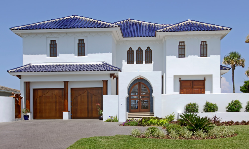 Großes, Zweistöckiges Mediterranes Einfamilienhaus mit Putzfassade, weißer Fassadenfarbe, Ziegeldach und blauem Dach in Jacksonville