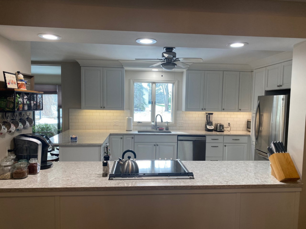 Kitchen - mid-sized transitional kitchen idea