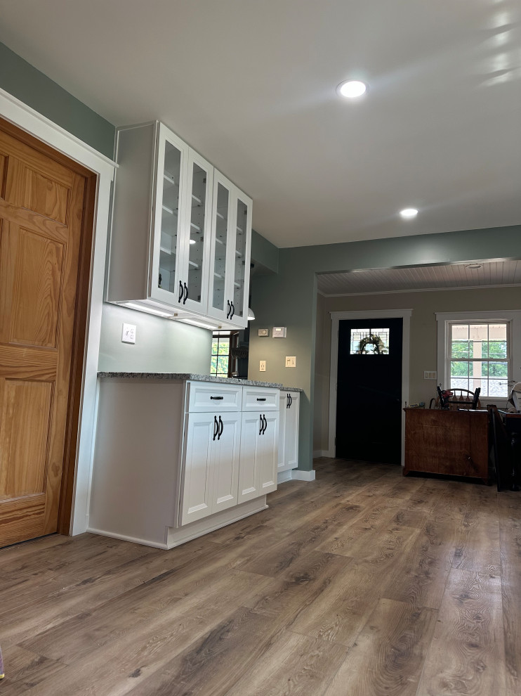A brand new kitchen with USCD cabinetry, beautiful granite countertops and Cali 