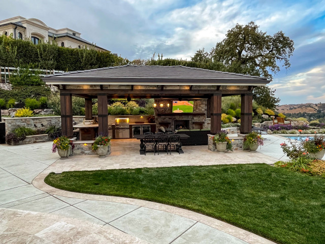 Weber contemporary-courtyard
