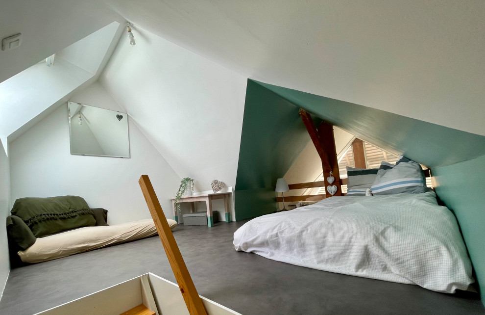 Imagen de dormitorio tipo loft campestre pequeño sin chimenea con paredes verdes, suelo de linóleo, suelo negro y vigas vistas