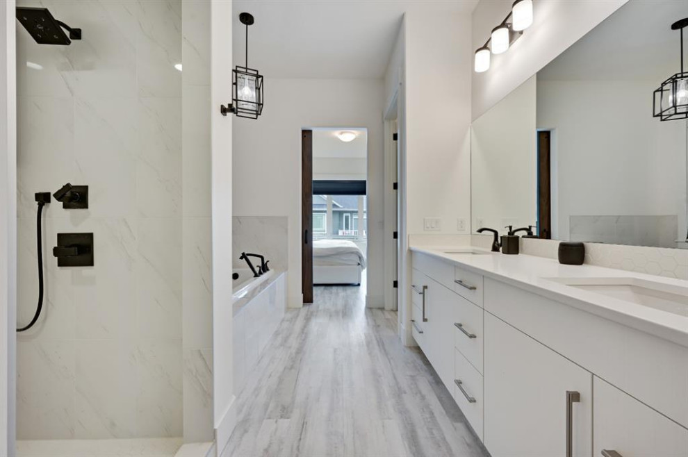 Inspiration för mellanstora klassiska vitt en-suite badrum, med släta luckor, vita skåp, ett platsbyggt badkar, en dusch i en alkov, vit kakel, keramikplattor, vita väggar, ljust trägolv, ett undermonterad handfat, bänkskiva i kvarts och dusch med gångjärnsdörr