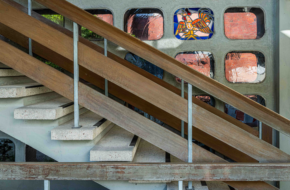 Gerade Moderne Treppe mit Beton-Setzstufen in München