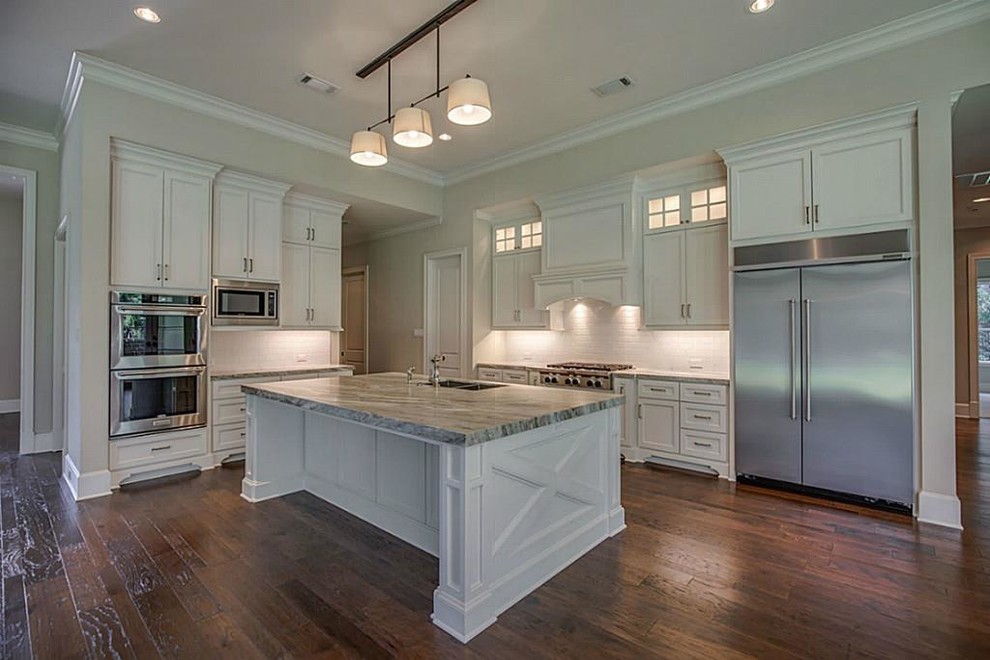 Kitchen - transitional kitchen idea in Houston
