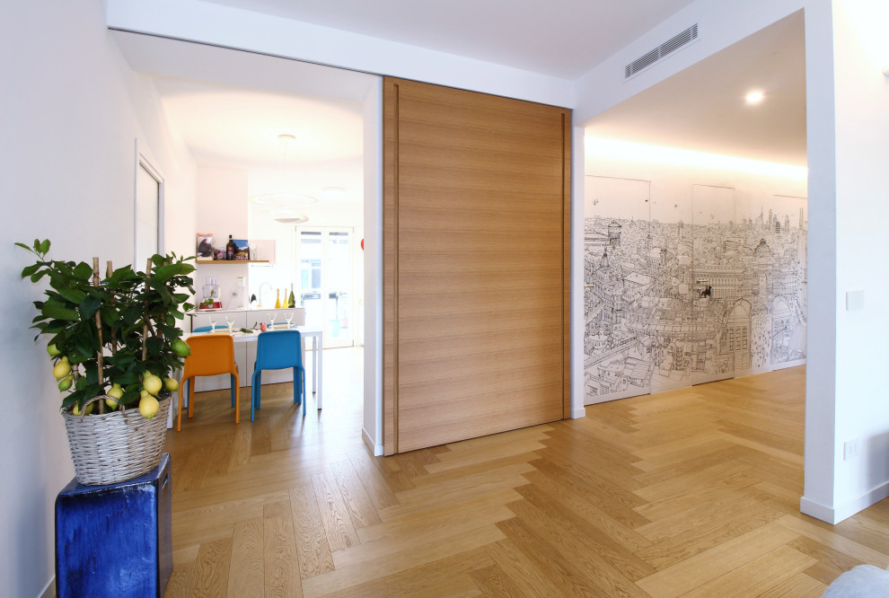 Идея дизайна: гостиная комната в современном стиле с обоями на стенах