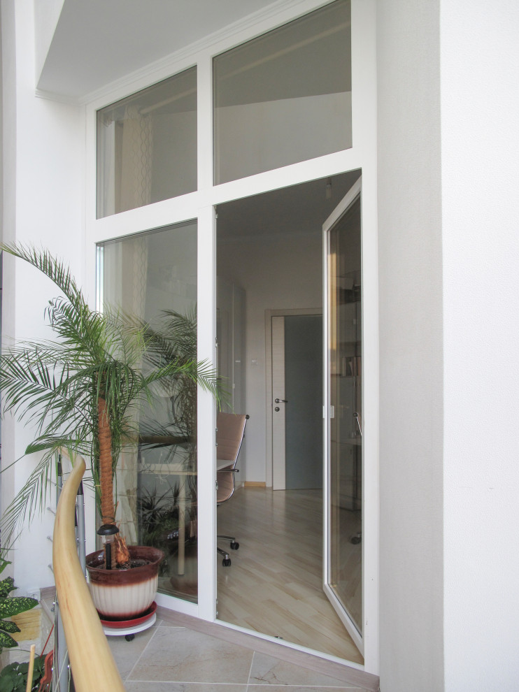 Межкомнатные двери и окно из сосны с шипом и пластиковое окно на лестнице в квар