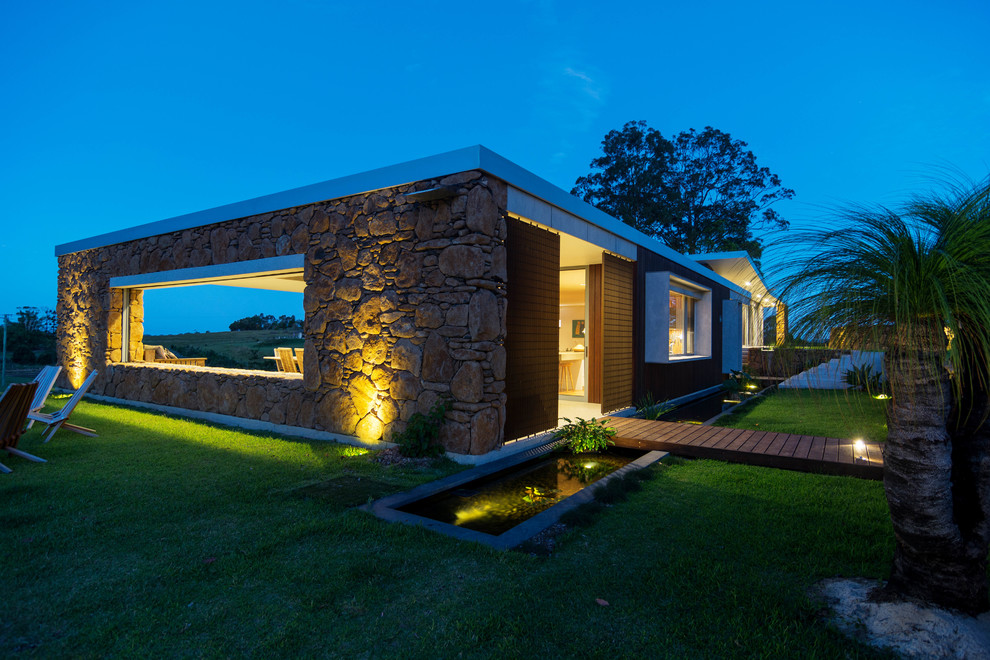 Design ideas for a large contemporary one-storey exterior in Sydney.