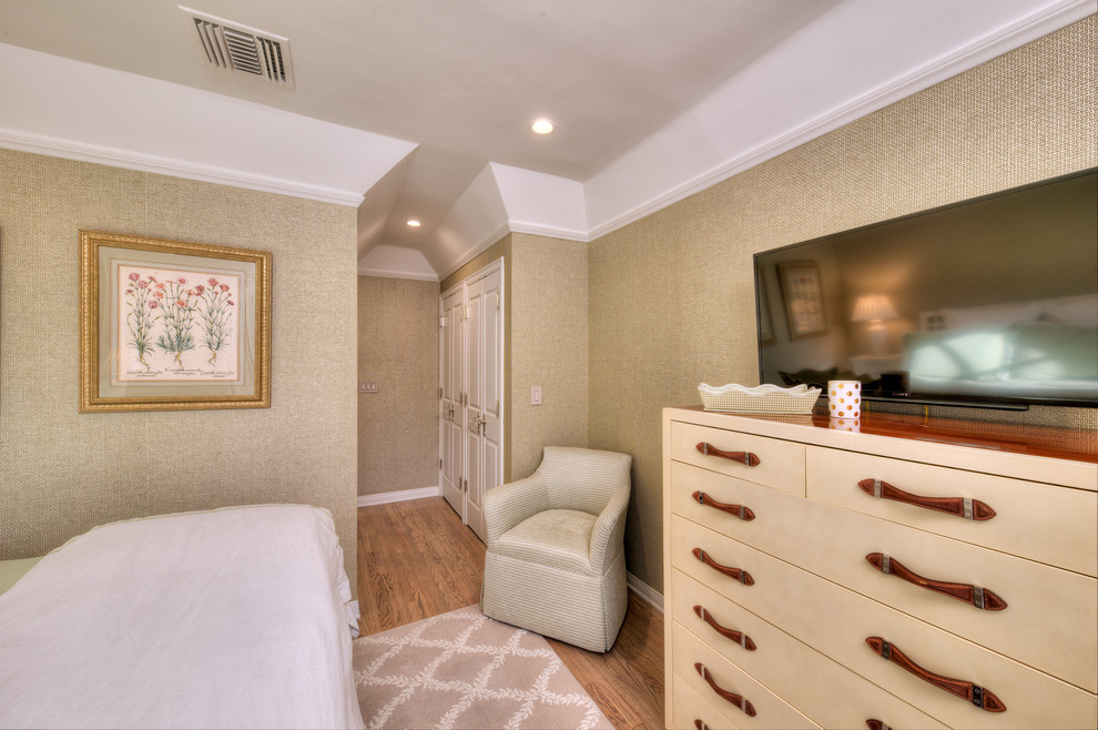 Example of a transitional home design design in Los Angeles