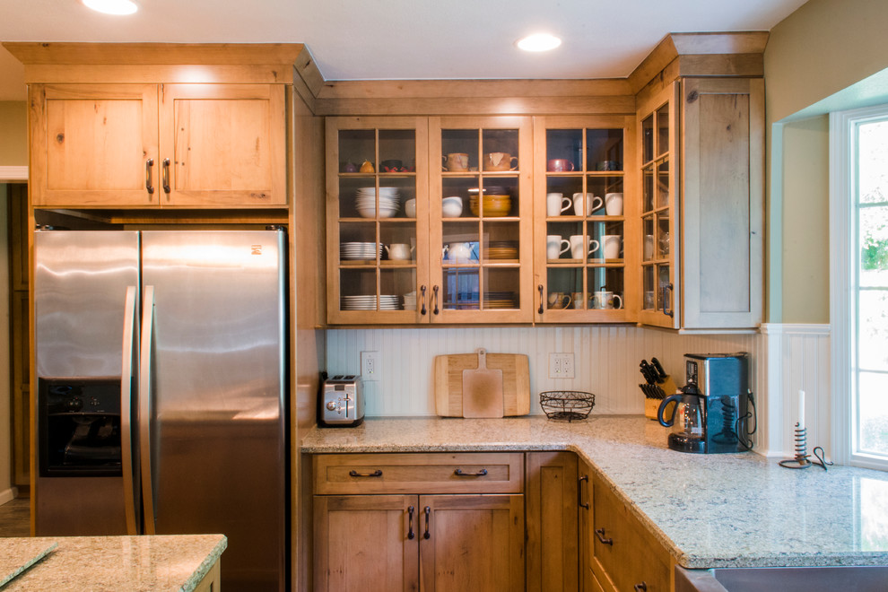 Enclosed kitchen - mid-sized rustic u-shaped medium tone wood floor enclosed kitchen idea with a farmhouse sink, shaker cabinets, medium tone wood cabinets, granite countertops, beige backsplash, ceramic backsplash, stainless steel appliances and an island