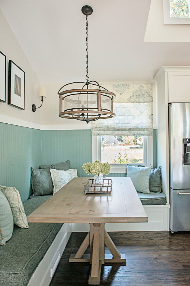 Réalisation d'une salle à manger ouverte sur la cuisine champêtre de taille moyenne avec un mur bleu, un sol en bois brun, un sol marron, un plafond voûté et boiseries.