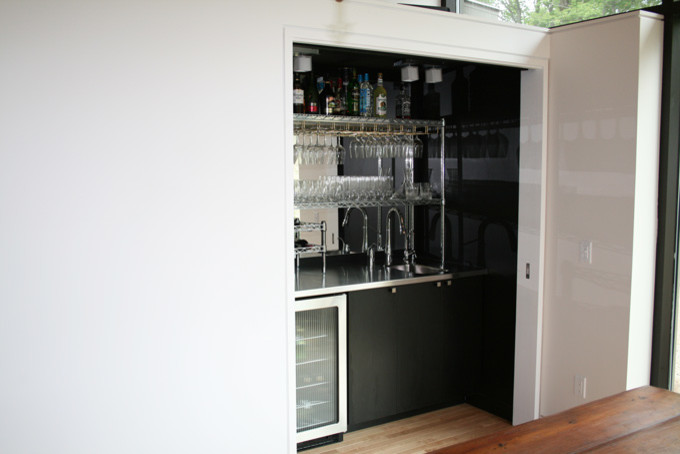 Ejemplo de bar en casa minimalista pequeño con suelo de madera clara