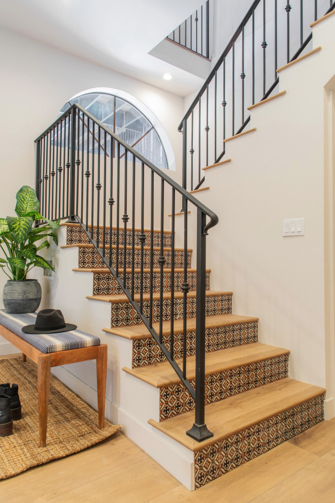 Свежая идея для дизайна: лестница в средиземноморском стиле с деревянными ступенями, подступенками из терракотовой плитки и металлическими перилами - отличное фото интерьера