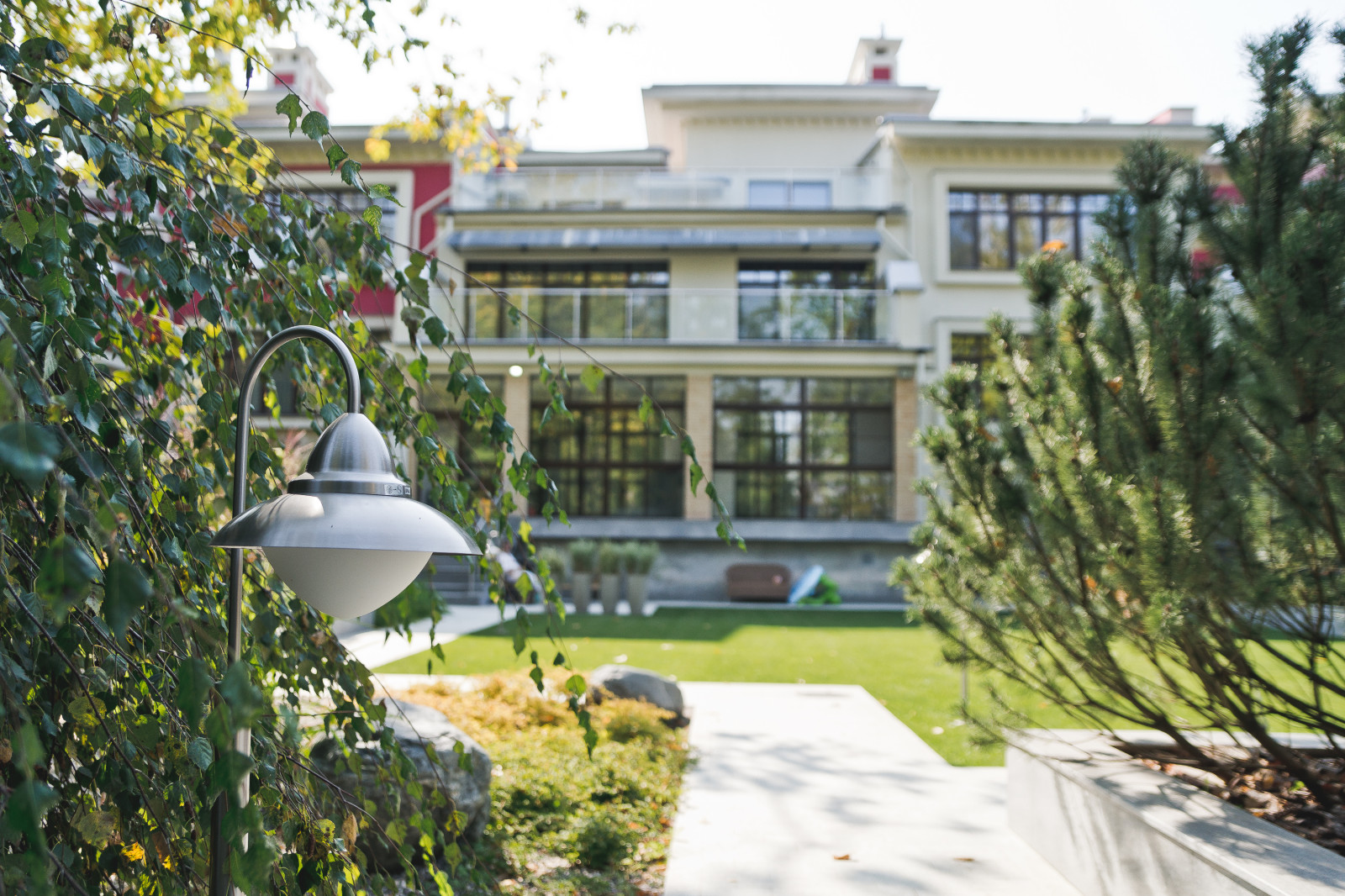 Маленький сад перед таунхаусом