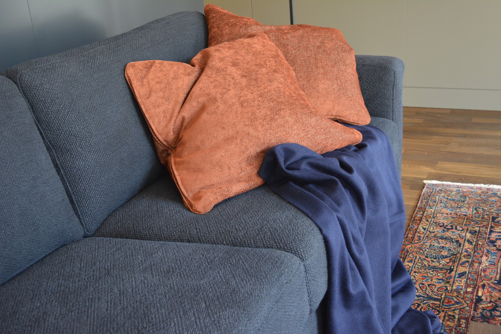 Modernes Wohnzimmer mit braunem Holzboden in Berlin