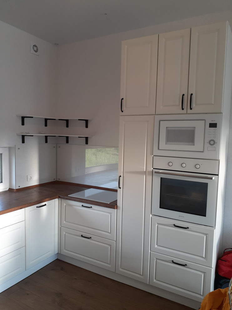 Кухня в один ярус в помещении с высокими потолками