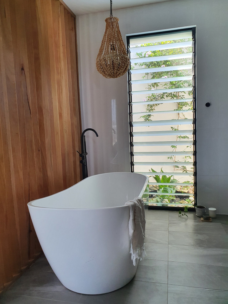 Exempel på ett stort modernt vit vitt en-suite badrum, med svarta skåp, ett fristående badkar, en öppen dusch, flerfärgad kakel, bänkskiva i kvarts, grått golv och med dusch som är öppen