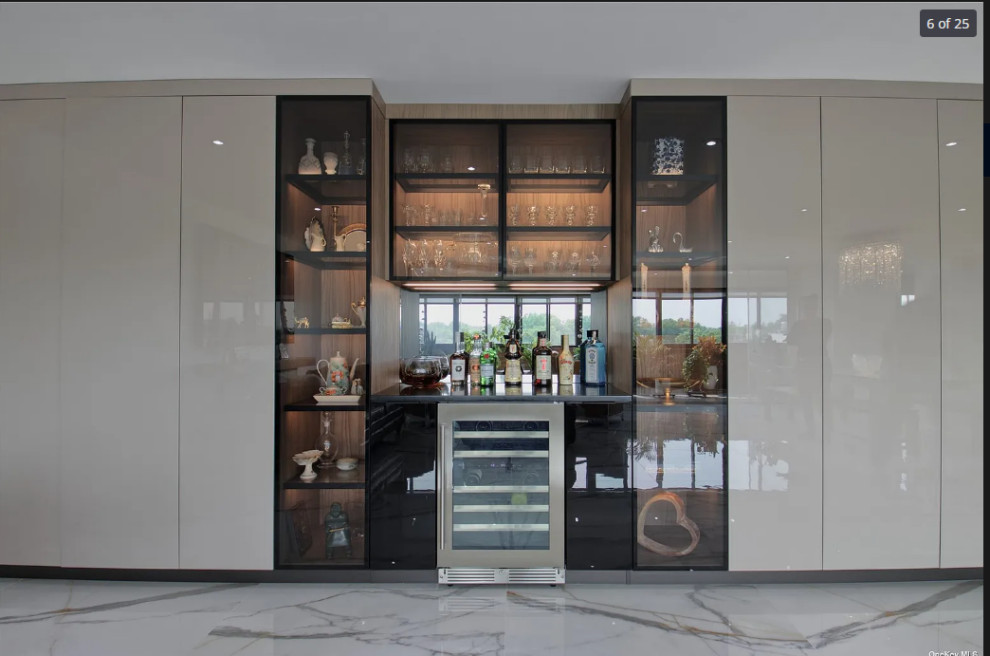 Medium sized modern single-wall dry bar in New York with flat-panel cabinets, grey cabinets, engineered stone countertops, glass sheet splashback and black worktops.