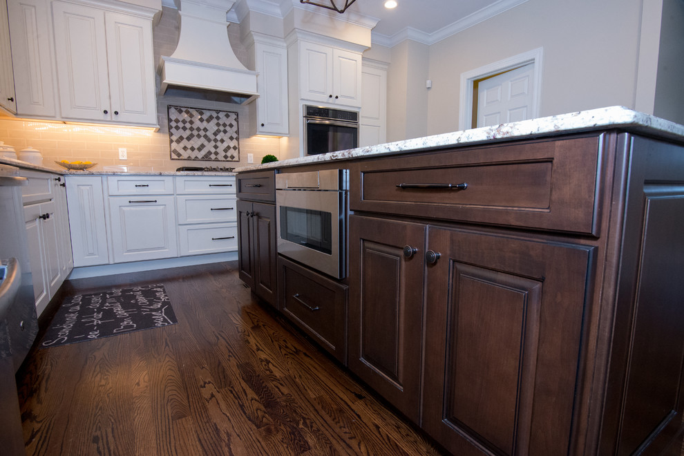 Kitchen - transitional kitchen idea in St Louis