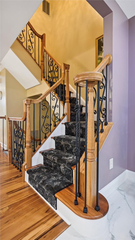 Свежая идея для дизайна: угловая деревянная лестница среднего размера в классическом стиле с деревянными ступенями и деревянными перилами - отличное фото интерьера