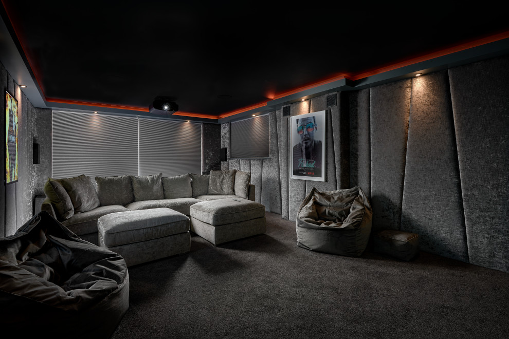 Inspiration pour une salle de cinéma minimaliste de taille moyenne et fermée avec un mur gris, moquette, un écran de projection et un sol gris.