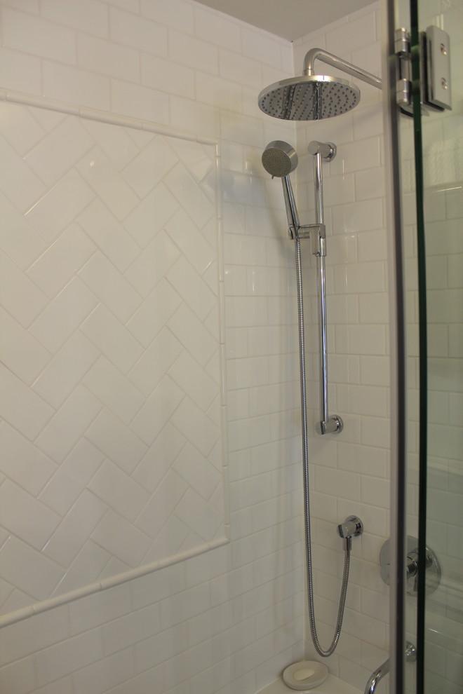 Example of a small transitional kids' white tile and porcelain tile porcelain tile alcove bathtub design in Toronto with shaker cabinets, white cabinets, a two-piece toilet, beige walls, an undermount sink and quartz countertops
