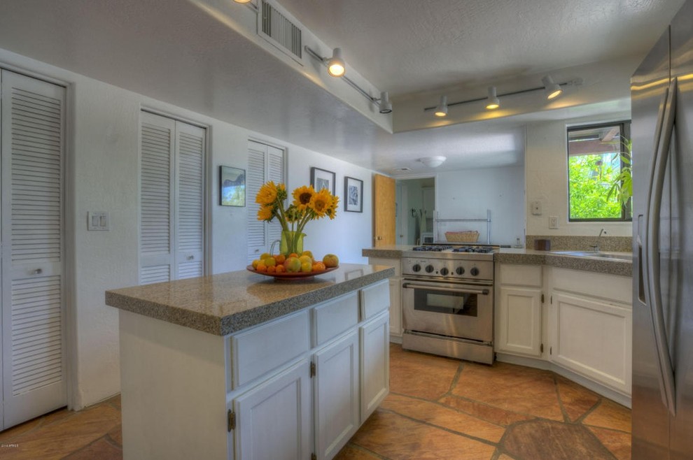 What color kitchen to go with flagstone floor please?