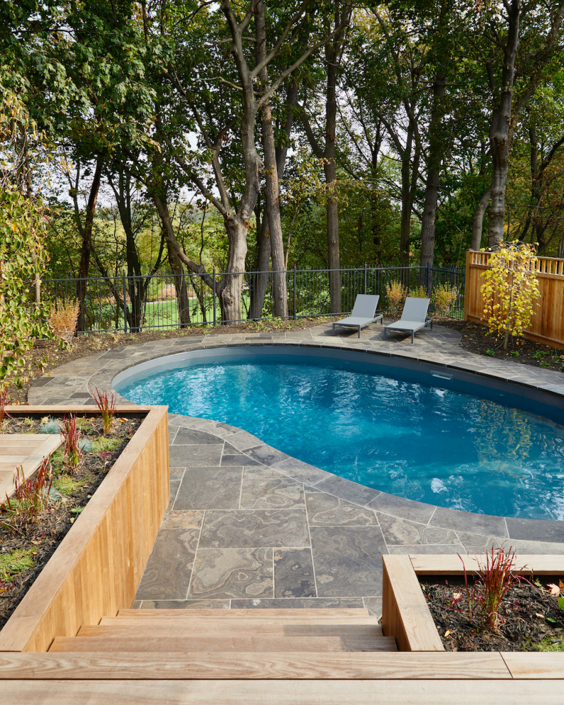 Свежая идея для дизайна: бассейн среднего размера на заднем дворе в стиле модернизм с покрытием из каменной брусчатки - отличное фото интерьера