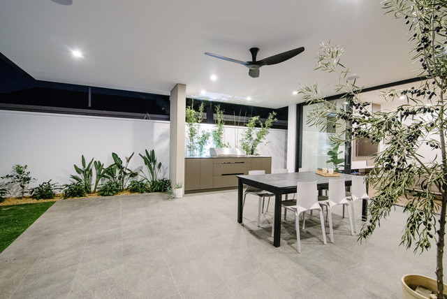 Brighton House contemporary-courtyard