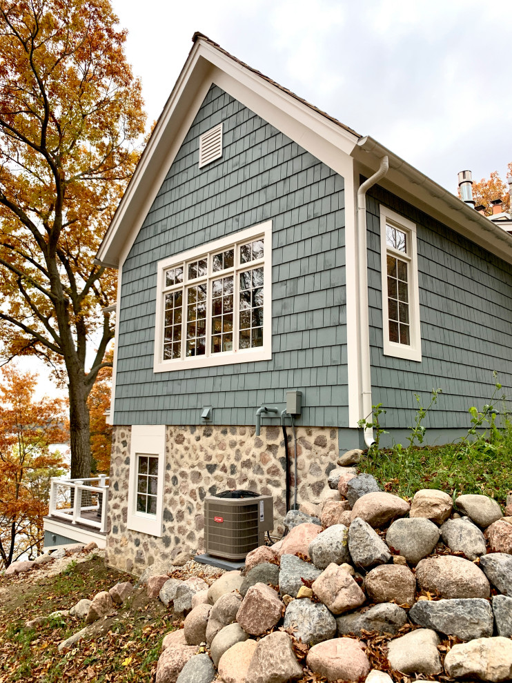 Diseño de fachada de casa azul y marrón tradicional extra grande de dos plantas con revestimiento de madera, tejado a dos aguas, tejado de teja de madera y teja