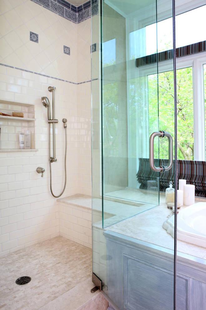 Пример оригинального дизайна: главная ванная комната среднего размера в классическом стиле с врезной раковиной, синими фасадами, угловой ванной, угловым душем, бежевыми стенами, фасадами с утопленной филенкой, бежевой плиткой и плиткой кабанчик