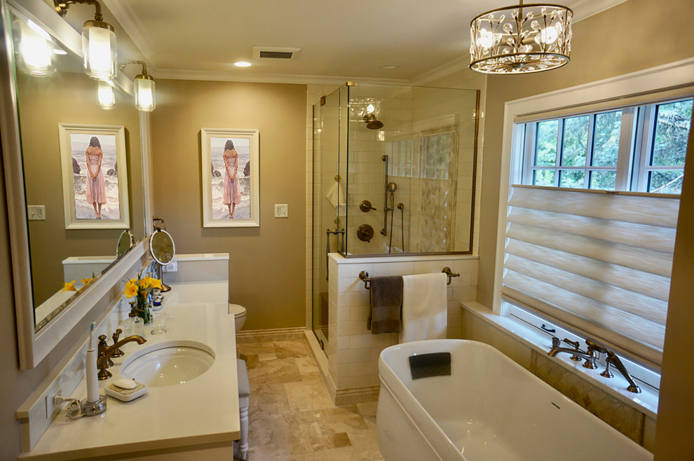Foto di una grande stanza da bagno padronale chic con ante a filo, ante bianche, top in quarzite, top bianco, un lavabo e mobile bagno freestanding