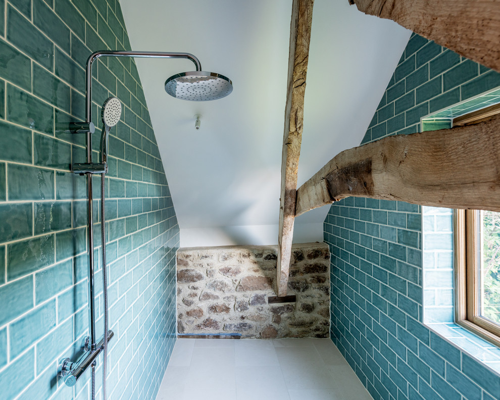 Ispirazione per una stanza da bagno padronale di medie dimensioni con pareti blu, pavimento in gres porcellanato, pavimento bianco e soffitto a volta