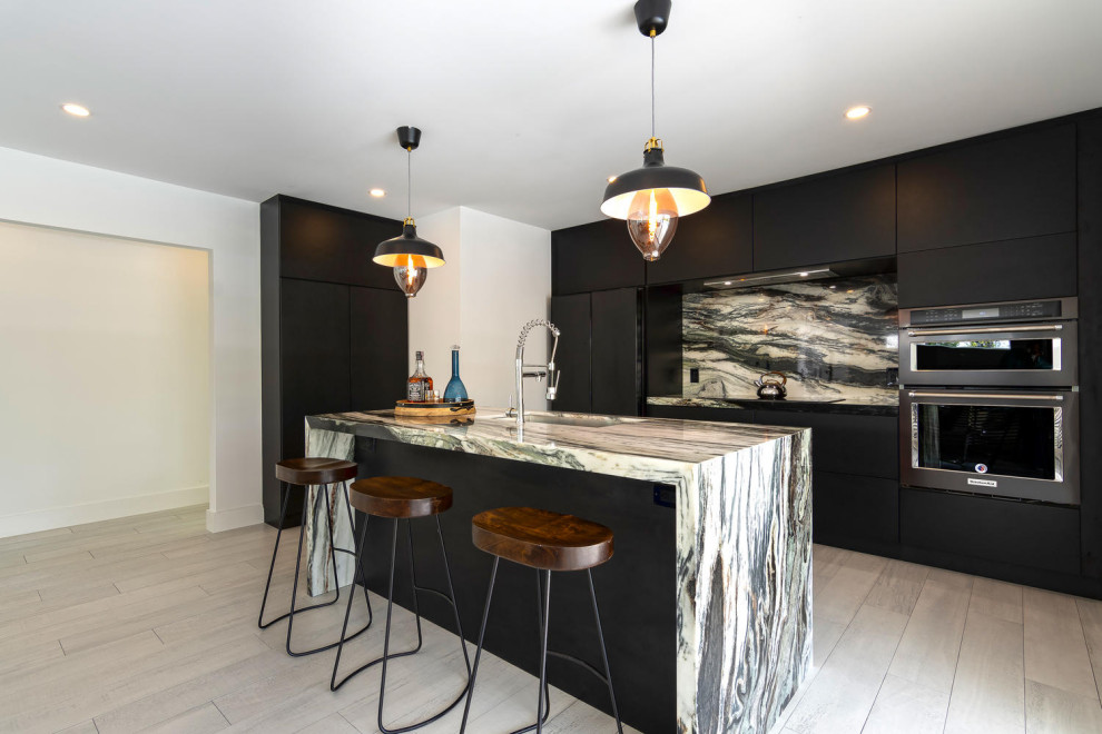 Zweizeilige Moderne Wohnküche mit flächenbündigen Schrankfronten, schwarzen Schränken, Marmor-Arbeitsplatte, Küchenrückwand in Schwarz, Rückwand aus Marmor, Kücheninsel und schwarzer Arbeitsplatte in Miami