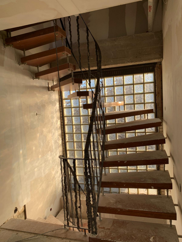 Черная лестница в проеме с окном